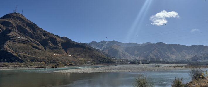 De kalmte van de Lhasa-rivier